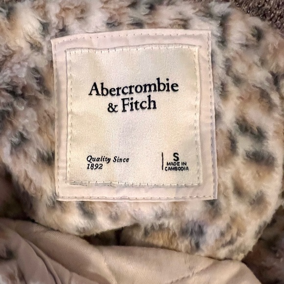 LIKE NEW Abercrombie and fitch leopard print asymmetrical snap up fleece - Picture 4 of 6